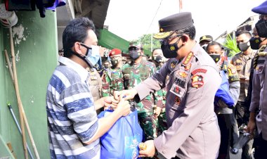 Panglima-TNI-dan-Kapolri-Sosialisasi-Vaksin-Keliling-dan-Serahkan-Langsung-Bansos-ke-Warga-Jakarta