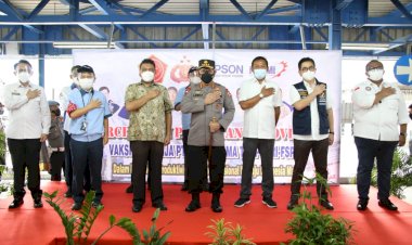 Tinjau-Vaksinasi-Buruh,-Kapolri-Minta-Buruh-Terus-Kawal-Program-Pemerintah-Wujudkan-Herd-Immunity