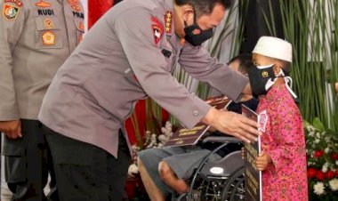 Kapolri-Minta-Jajaran-Terus-Bantu-Warga-dan-Gelorakan-'Ayo-Pakai-Masker-dan-Ayo-Segera-Vaksin' 