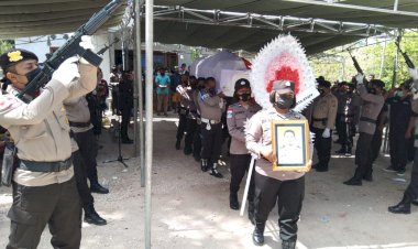 Polres-TTS-Gelar-Upacara-pemakaman-Anggota-Polri