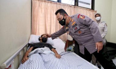 Jenguk-Anggota-Polri-Korban-Baku-Tembak-KKB,-Kapolri:-Kami-Bangga-Sama-Kalian