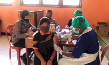  Percepatan-Vaksinasi-Covid-19,- Polres-TTS-Buka -Gerai-Vasin-Presesi-di-Sekolah