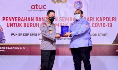 Bagikan-Ribuan-Sembako,-Kapolri-Titip-Pesan-Buruh-Tetap-Jaga-Prokes