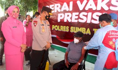 Kunjungi-Polres-Sumba-Timur,-Kapolda-NTT-dan-Ketua-Bhayangkari-Daerah-NTT-Tinjau-Vaksinasi-dan-Bagikan-Bansos