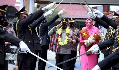  Tradisi-Payung-Pora-dan-Pedang-Pora- Polres-TTS-Melepas-Pejabat-Lama-Kapolres-TTS