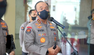 Dengan-Pesawat,-Satgas-Damai-Cartenz-Kirim-Bantuan-Bibit-Babi-ke-Warga-Yahukimo