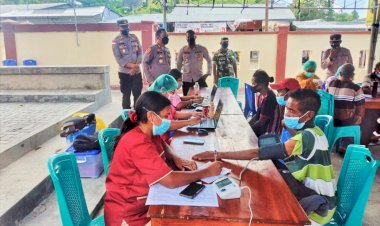 Tinjau-Pelaksanaan-Vasinasi-di-Polsek-Amanuban-Tengah,-Kapolres-TTS-Imbau-Agar-Tetap-Patuhi-Prokes