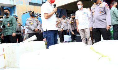 Tinjau-Pasar-Minggu,-Kapolri-Pastikan-Stok-Minyak-Curah-untuk-Warga-Aman