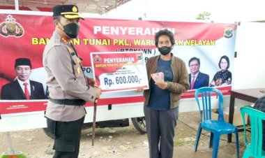 Kapolres-TTS- Serahkan-Batuan-Tunai-Pedagang-Kaki-Lima-Warung-Dan-Nelayan-Kepada-210-Warga -Dari-16.500-Total-Warga-TTS