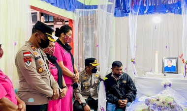 Turut-Berbelasungkawa,-Kapolres-TTS-Melayat-ke-Rumah-Duka-Personil-Polres-TTS