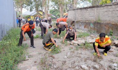 Cegah-Penyakit-Akibat-Sampah,-Polres-TTS-Gelar-Jumat-Bersih
