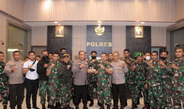 Beri-Kejutan-Momentum-Hari -Bhayangkara-Ke--76,Dandim-1621-TTS-dan-Anggota-Serbu-Mapolres-TTS-Dengan-Membawah-Serta-Kue-Ulang-Tahun