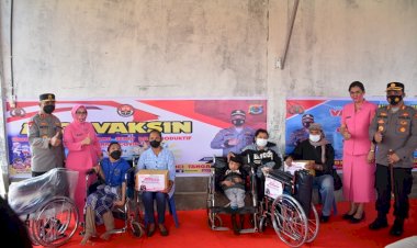 Peduli-Akan-Sesama-,-Saat-Kunker-di-Polres-TTS,-Kapolda-NTT-dan-Ketua-Bhayangkari-Daerah-NTT-Beri-Bantuan-Sosial-Kepada-Masyarakat