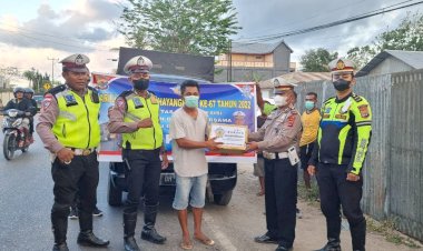 Pasca-Kenaikan-harga-BBM,-Polres-TTS-Bagikan-Sejumlah-Sembako-Kepada-Para-Pangemudi