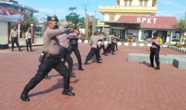 Tinkatkan-Kemampuan,-Sat-Samapta-Latihan-Penggunaan-Tongkat-T