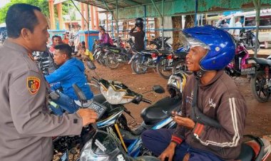 Lakukan-Patroli-Dialogis-Di-Pasar-Inpres-Soe,- Kapolres-TTS- Sambangi-Langsung-warga-Pasar