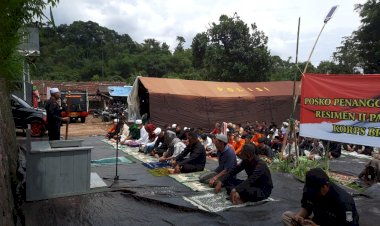 Polri-Gelar-Salat-Jumat-dan-Salat-Gaib-Berjamaah-di-Lokasi-Gempa-Cianjur