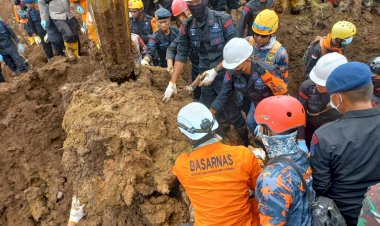 Hujan-rintik-sejak-pagi-tak-halangi-evakuasi-5-korban-gempa-Cianjur