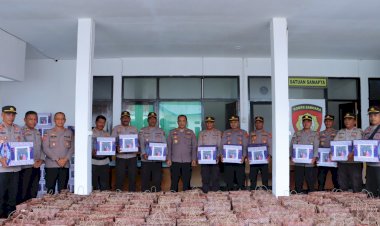 Peduli,-Kapolres-TTS-Bagi-Parcel-kepada-Personil-Polres-TTS