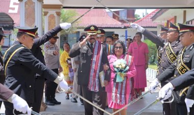 Bentuk-Penghormatan,-Tradisi-Pedang-Lepas- 5-Personil-dan- 1-ASN-Polres-TTS-Yang-Telah -Purna-Tugas