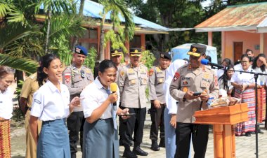 Jawab--Tantangan-Kapolda-NTT-Saat--Safari-Kamtibmas-di-SMA-Negeri-1-Kupang-Timur,-Siswa--di-beri-Hadiah-Oleh-Kapolda-NTT
