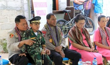 Beri-Dukungan--Kapolda-NTT-dan-Ketua-Bhayangkari-Daerah-NTT-Datangi -Kediaman-Nono
