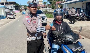 Operasi-Keselamatan,-Sat-Lantas-Polres-TTS-Turun-Kejalan -Bagikan-Stiker-Imbauan-Kamseltibcarlantas
