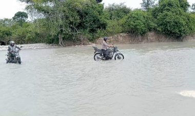 Tekan-Stunting,Bhabinkamtibmas-Rela-Turun-DesaTerobos-Banjir-Demi-ajak-Bumil-dan-Balita-Ikut--Kegiatan-Posyandu