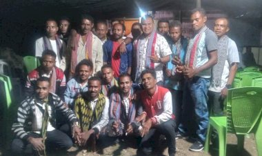 Eratkan-Silahturahmi,- Bhabinkamtibmas-Amanuban-Tengah-Adakan-Syukuran-Natal-Bersama-Pekerja-Ojek