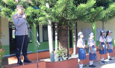 Jadi-Pembina-Upacara-Di-SMPN-3-Soe,-Kabag-Ops-Sampaikan-Pesan-Kamtibmas