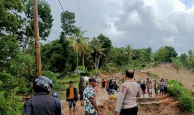 Pasca-Putusnya-Akses-Jalan-Akibat-Bencana-Tanah-Longsor,-Kapolsek-Kie -Rutin-Patroli-ke-Lokasi-Longsor