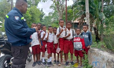 Tanamkan-Kencintaan--Terhadap-Polri,-Bhabinkamtibmas-Sambangi-Pelajar-SD