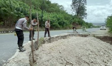 Antisipasi- Laka-Lantas-Akibat-Longsor-pada-Badan-Jalan-Raya, -Polsek-Siso-Pasang-Police-Line