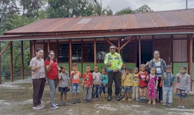 Polisi-Sahabat-Anak,-personil-Sat-Lantas-Polres-TTS-Kunjungi-TK- Sejati-Mollo-Selatan