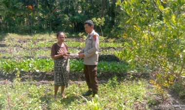 Sambangi-Warga,-personil-Binmas-Polres-TTS-Serahkan-Sarana-Kontak