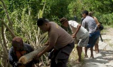 Gotong-Royong,-Bhabinkamtibmas- Pospol-Neonmat-Bersama-Warga-Perbaiki-Jalan-Rusak