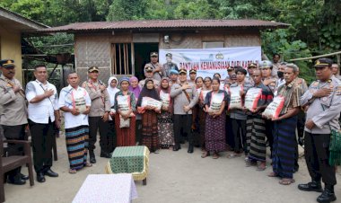 Polda-NTT-melalui-Polres-Sikka-dan-Ende-Salurkan-Bantuan-Kemanusian-dari-Kapolri-untuk-Masyarakat