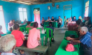 Demi-Lingkungan-aman-Kondusif,--Bhabinkamtibmas-Ajak-Warga-Bangun-Pos-Kamling