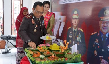 Syukuran-Hari-Bhayangakara-Ke-77,- Polres-TTS-Tandai-Dengan-Pemotongang-Tumpeng