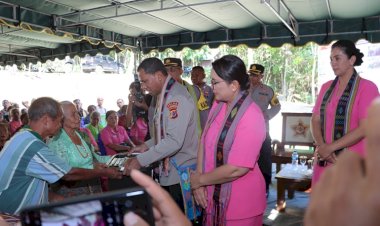 Peduli-Kasih,-Kapolda-dan-Ketua-Bhayangkari-Daerah-NTT-Serahkan-Bansos-Kepada-Masyarakat-yang-Membutuhkan-di-Kabupaten-TTS