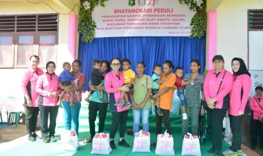 Ketua-Umum-Bhayangkari-Ny.-Juliati-Sigit-Prabowo-Memberikan-Bantuan-Sosial-dan-Pengobatan-Gratis-di-Kantor-Camat-Palue