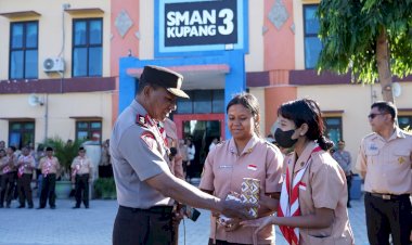 Pelajar-SMAN-3-Kupang,-Beruntung-Dapat-Handphone-Gratis-dari-Kapolda-NTT