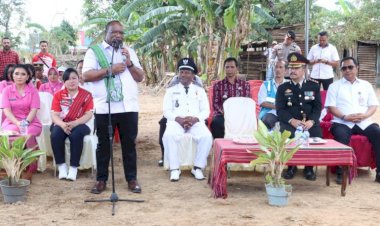 Hadir-Pimpin-Upacara-HUT-RI-di-Perbatasan,-Wakil-Menteri-Dalam-Negeri-Apresiasi-Kapolres-Belu-Merdekakan-Masyarakat-dari-Kekeringan-dan-Kegelapan.-