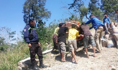 Pantau-Pembangunan-Jalan,-Bhabinkamtibmas-Beri-Pesan-Kamtibmas