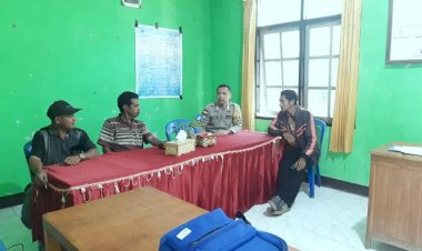 Sambang-ke -kantor-Desa,-Bhabinkamtibmas-Ajak-Perangkat---Saling-Bersinergi---Jaga-Kamtibmas