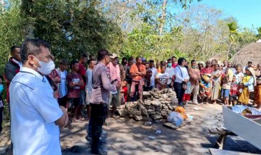 Warga-Sunu-Hangus-Terbakar-Di-Rumah-Bulat,-Polres-TTS-Melaksanakan-Oleh-TKP