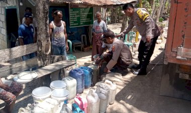 Bantu-Kebutuhan-Akan-Air-Bersih,-Polsek-Kie-Salurkan-Air-Bersih