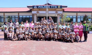Polisi-Sahabat-Anak,-TK -Kemala-Bhyangkari-02-Soe-Kunjungan-ke-Polres-TTS