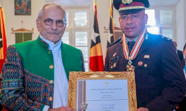 Anggota-Polri-Ipda-Fridus-Bere-Terima-Penghargaan-Medali-Kehormatan-dari-Presiden-Timor-Leste.-