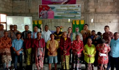 Hadir-di-Tengah--Jemaat--GMIT-Imanuel-Noetoko-TTS,--Kapolda-NTT-dan-Ketua-Bhayangkari-Daerah--Salurkan-Bantuan-Sosial-Sembako